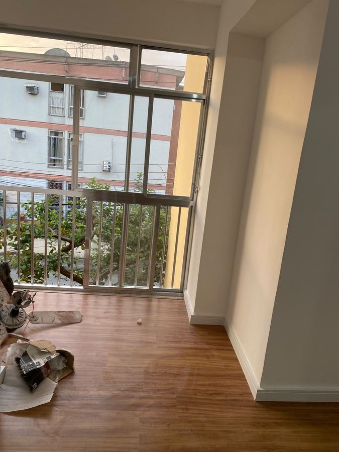 Sala com janela — apartamento reformado